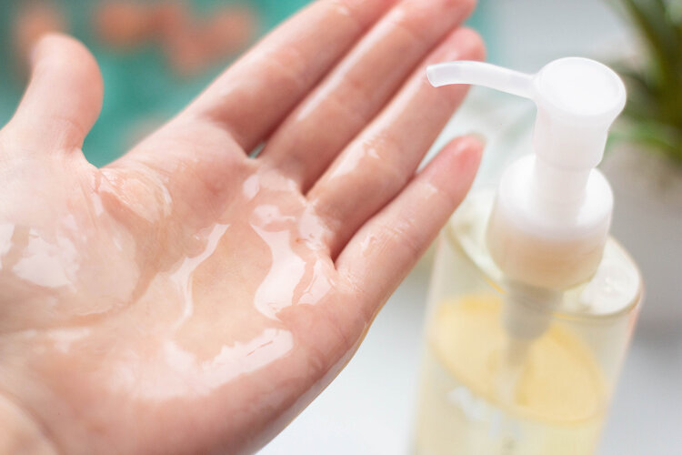 Уходовые средства бренда AHA с фруктовыми кислотами