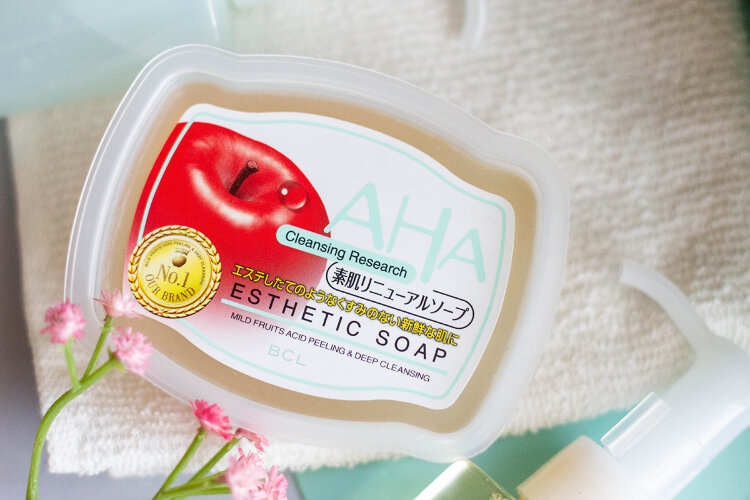 Уходовые средства бренда AHA с фруктовыми кислотами