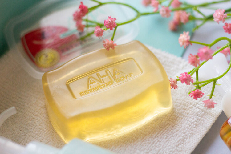 Уходовые средства бренда AHA с фруктовыми кислотами