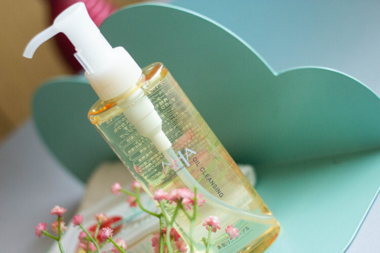 Уходовые средства бренда AHA с фруктовыми кислотами